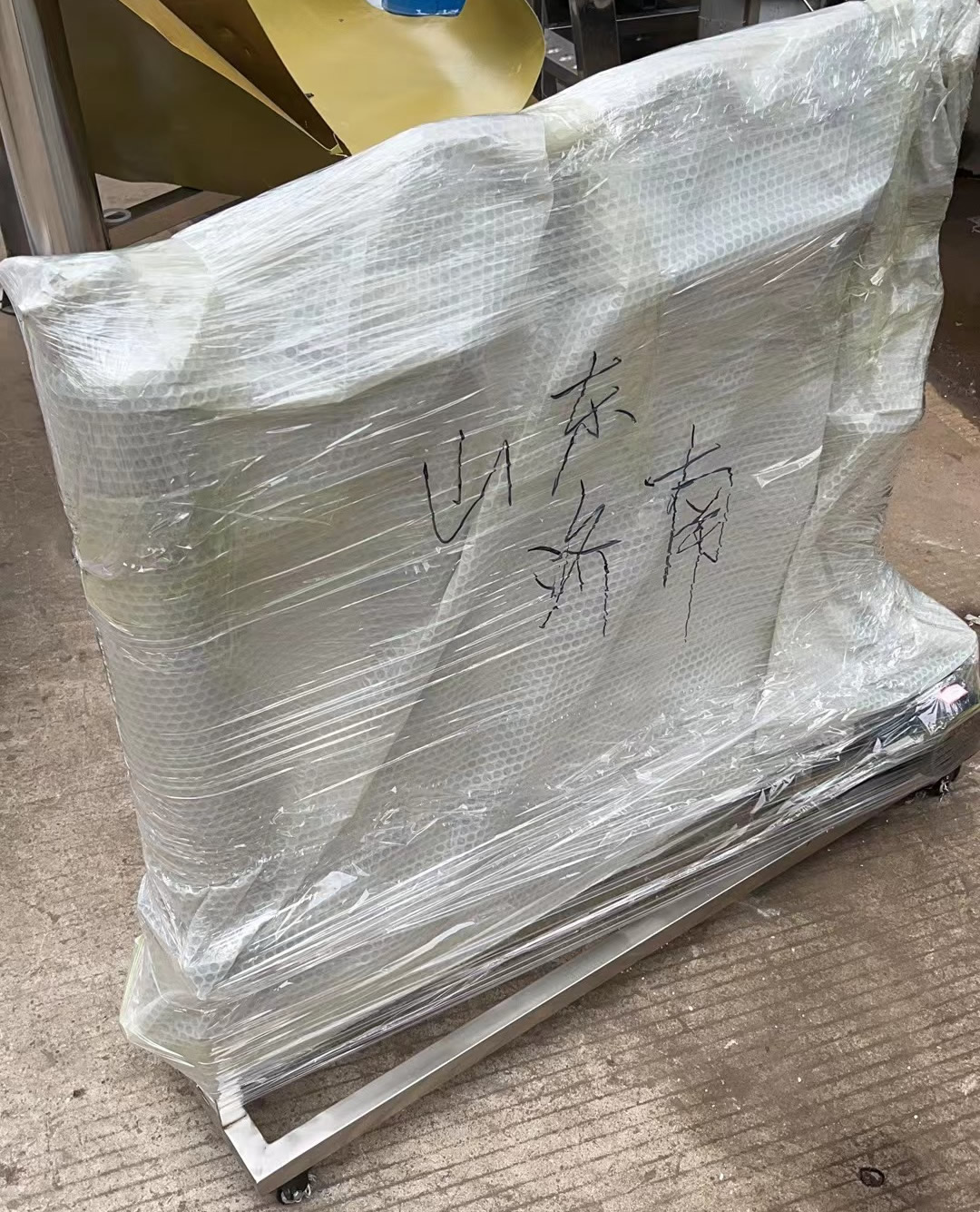 山東濟(jì)南王總的一臺(tái)小四級(jí)白酒過(guò)濾機(jī)已打包發(fā)出！